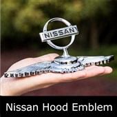 Okřídlený znak Nissan na kapotu vozu