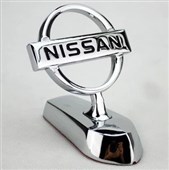 Znak Nissan na kapotu vozu