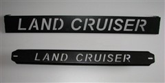 Nápis Land Cruiser na expediční zahrádku