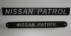 Nápis Nissan Patrol na expediční zahrádku