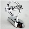 Znak Nissan na kapotu vozu